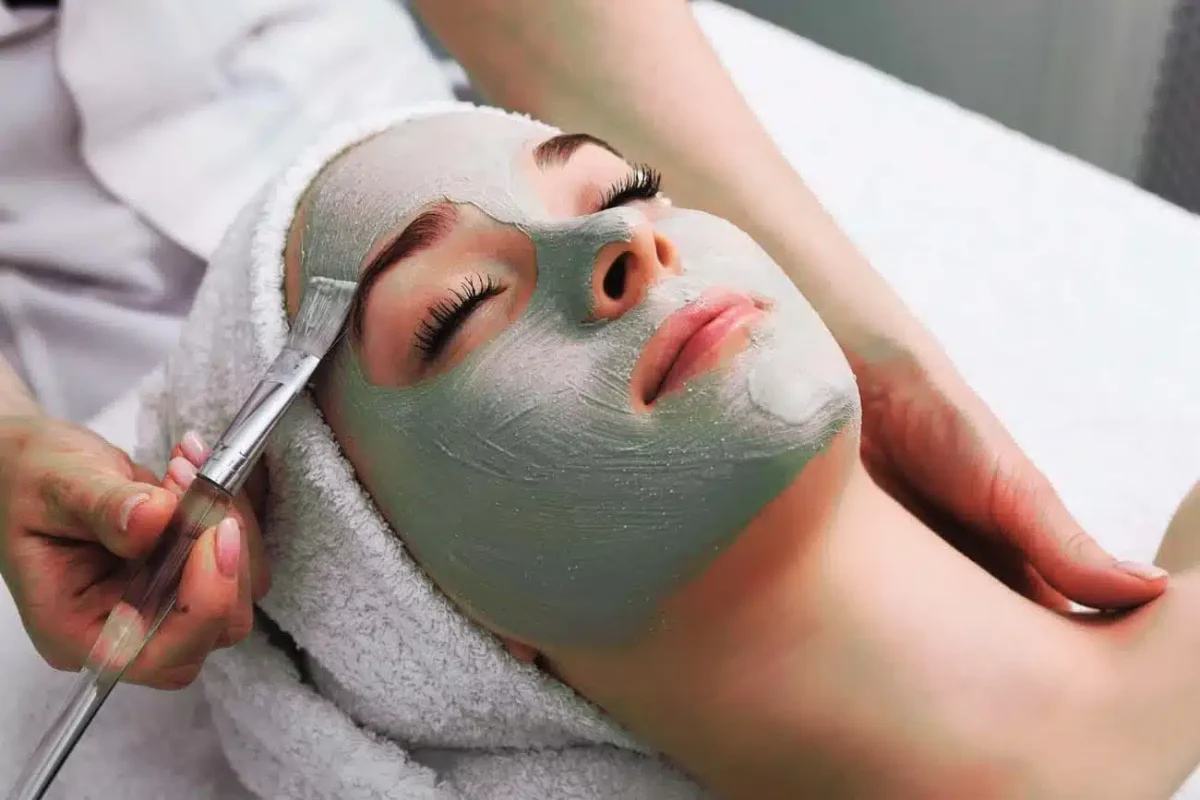 Tratamiento de pedicura profesional con herramientas especializadas en ambiente de spa