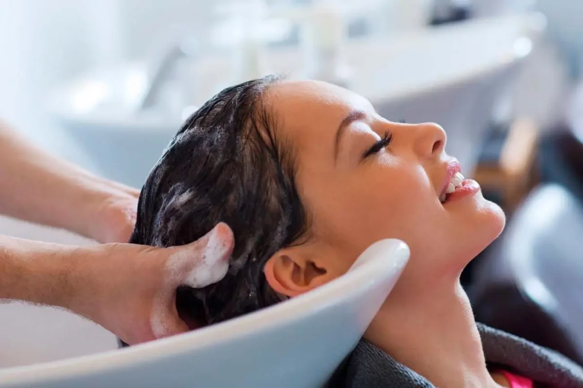 Capilares Masaje capilar profesional con champú durante tratamiento de cuidado del cuero cabelludo